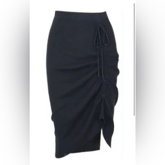 Luke gathered skirt black; perfect with white tee or dress up with blouse - Picture 1 of 4